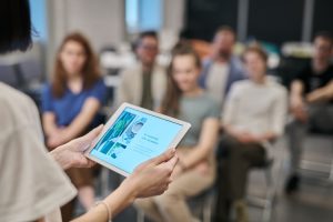 Gambaran seminar tentang teknologi dan kecerdasan buatan, Sumber: pexels.com